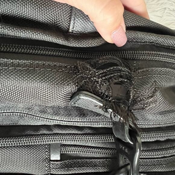 Tumi Alpha 2 Compact Large Screen Laptop Briefcase - Picture 16 of 16